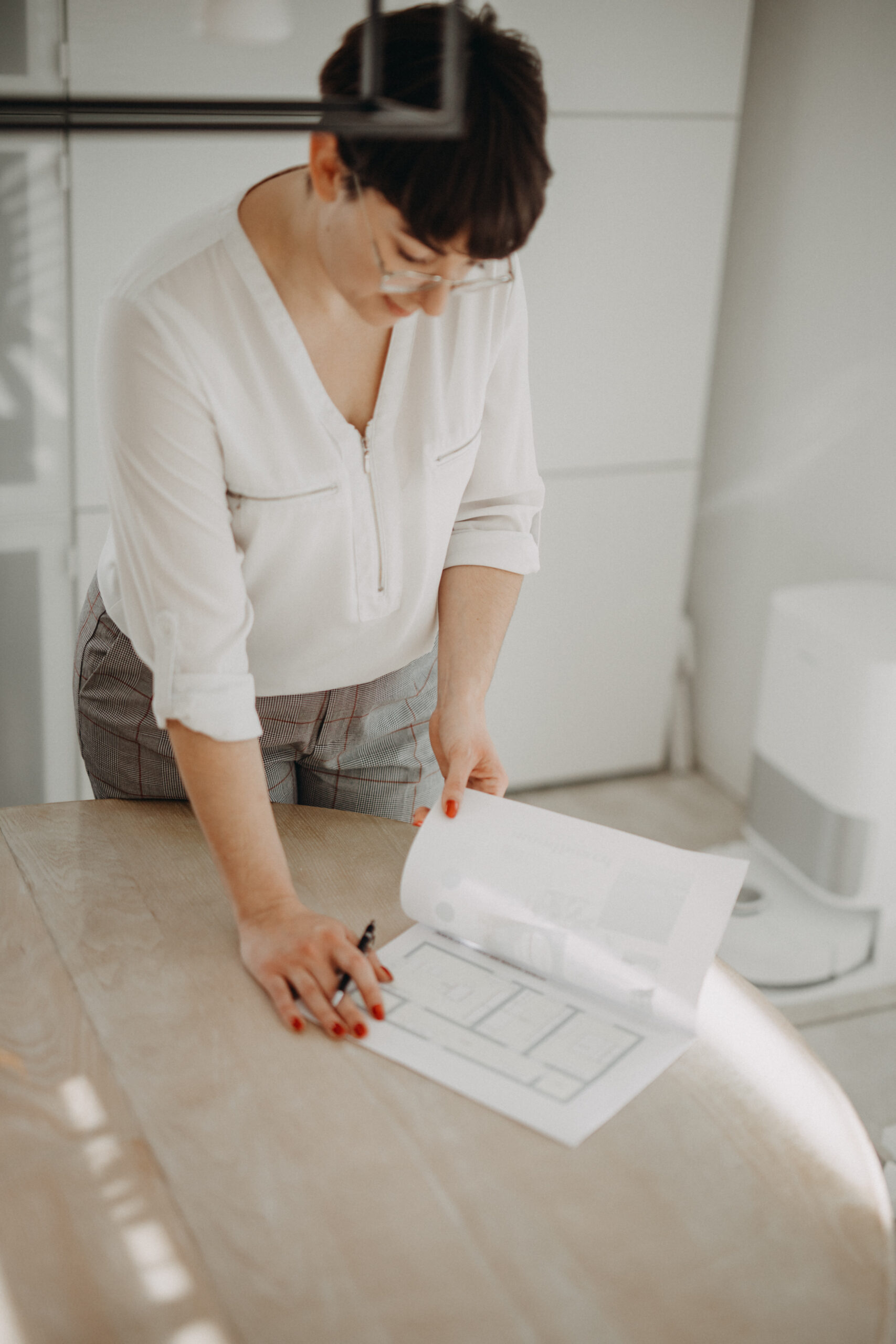 organisatrice d'intérieur travaillant sur un projet de réorganisation