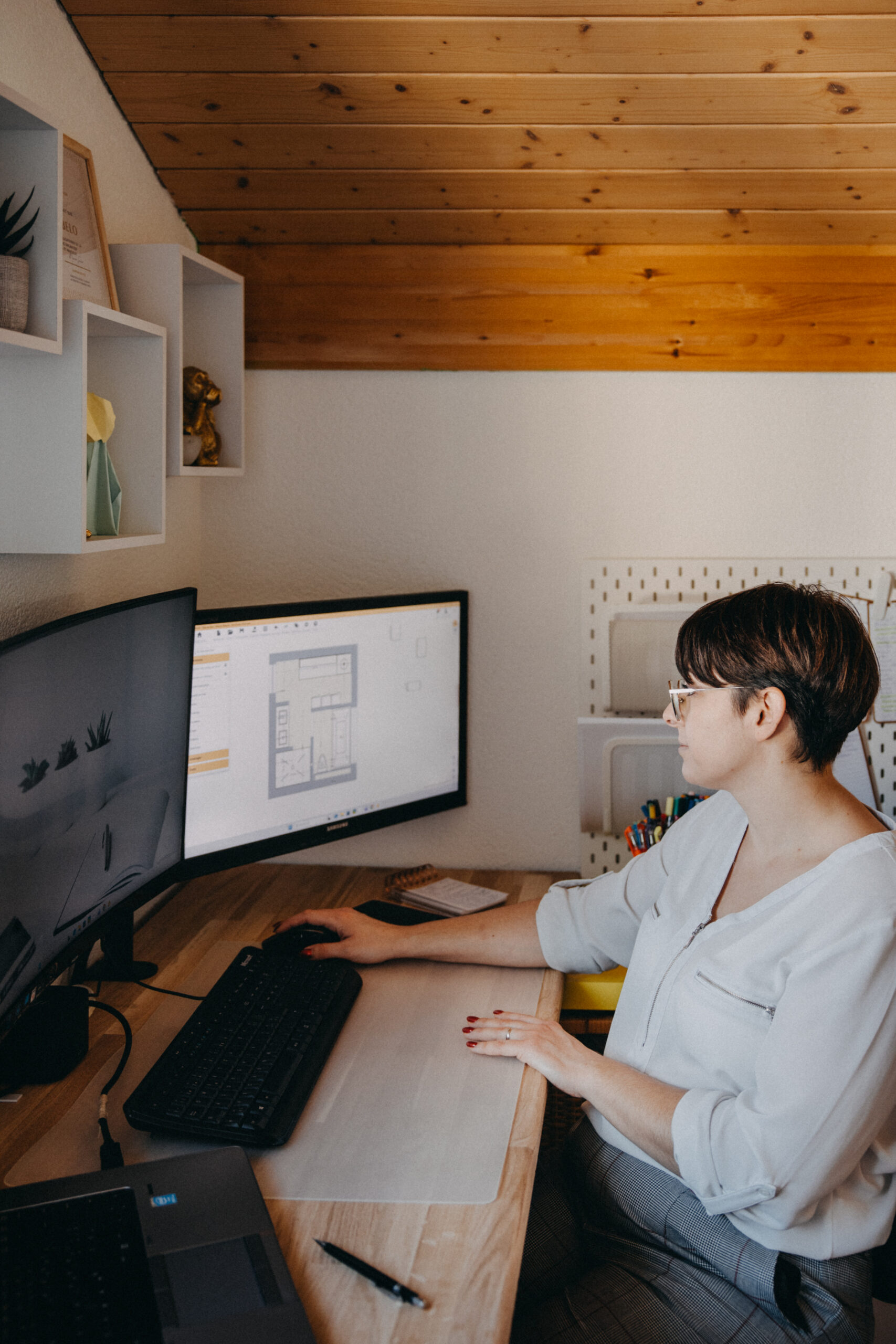 organisatrice d'intérieur  travaillant sur un plan d'aménagement pour optimisation des espaces 