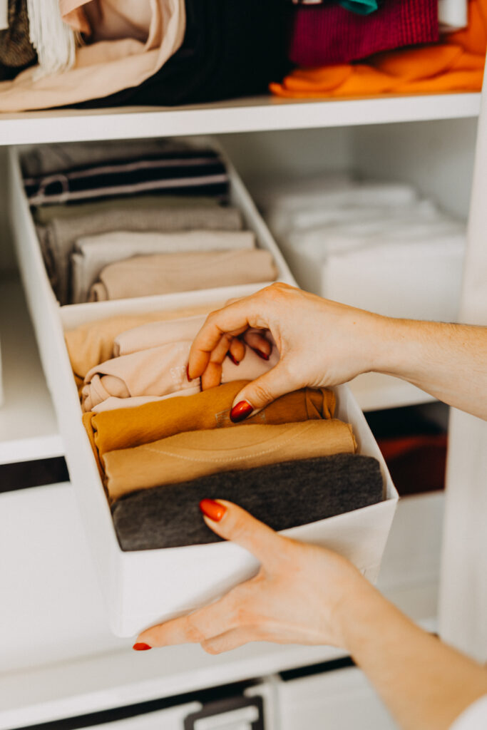aide au rangement , optimisation des espaces et des rangements , accompagnement à l'organisation , mise en place de rangement simple , tri et désencombrement